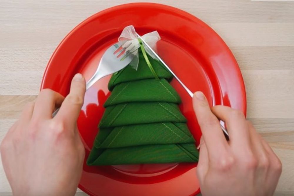 (VIDEO) UKRASITE TRPEZU: Evo kako da napravite origami jelku od platnene salvete