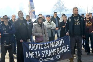 (FOTO) PROTEST POLICIJE: Zaposleni u MUP i ostali građani ispred Palate Srbija