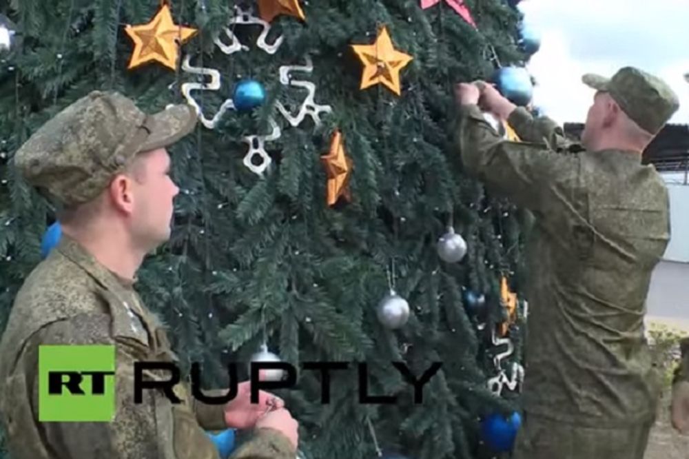 (VIDEO) OKITILI I JELKU: Ruski vojnici u Siriji slave Novu godinu