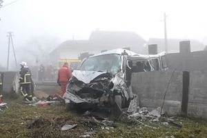 (VIDEO, FOTO) VOZ UDARIO U TAKSI: Poginuo vozač kombija, dva putnika povređena!