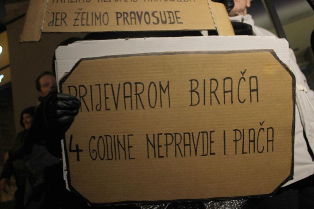 HOĆE NOVE IZBORE: Nezadovoljni građani protestovali ispred Kolindinog stana