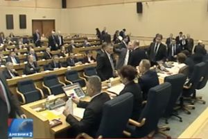 (VIDEO) RADNICI NE ODUSTAJU OD BORBE: Skupština RS usvojila Zakon o radu!