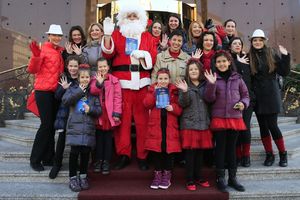 (FOTO) TRČAO, PA DELIO LOPTE: Futsal Deda Mraz obradovao mališane