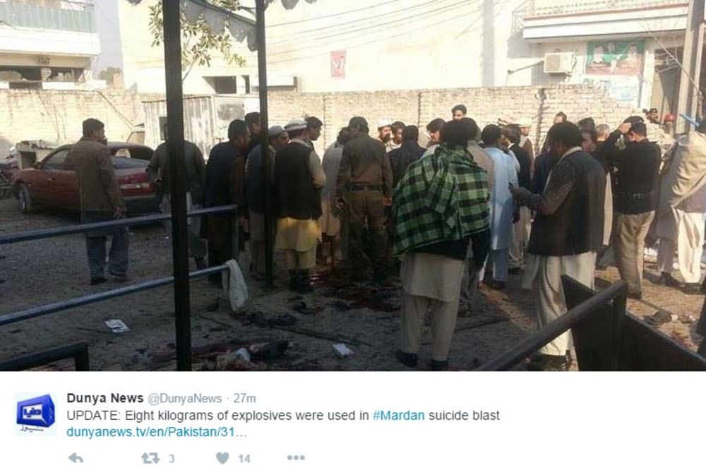 BOMBAŠ SAMOUBICA RAZNEO 12 LJUDI: Zaleteo se motorom na vladinu zgradu u Pakistanu