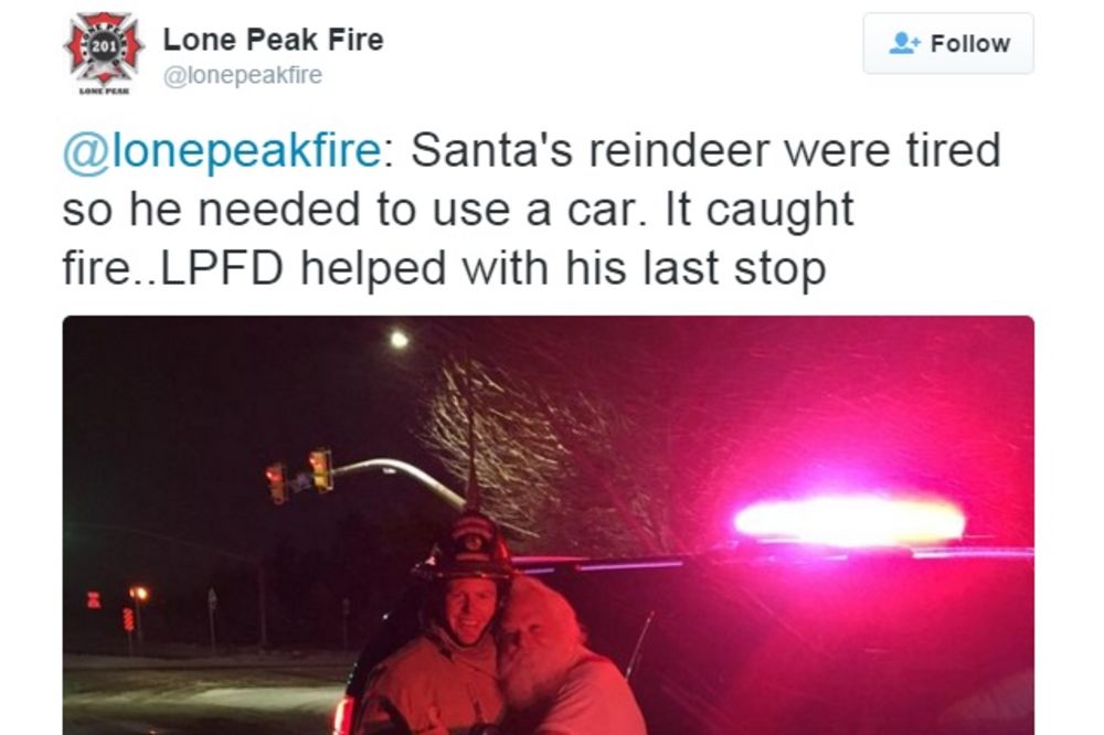 (VIDEO) ZAPALIO MU SE AUTOMOBIL: Vatrogasci spasli Deda Mraza koji je delio poklone siromašnima