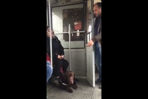 (VIDEO) MALTRETIRANJE: Pogledajte mučni snimak: Evo kako je vozač terao slepu ženu iz tramvaja 14