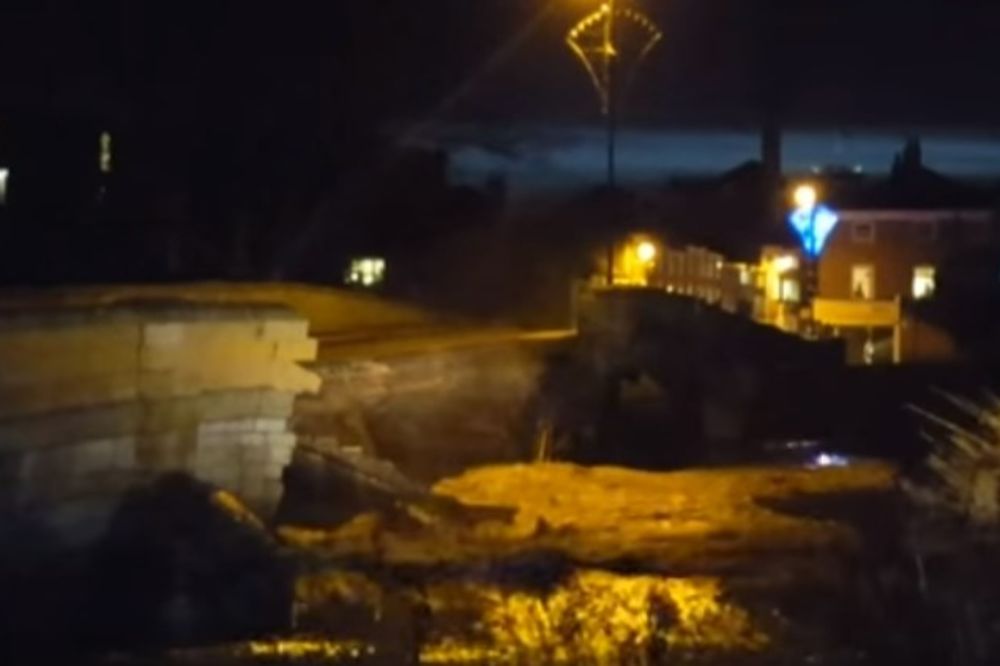 (VIDEO) OLUJA PUSTOŠI BRITANIJU: Ovako se srušio most iz 18. veka