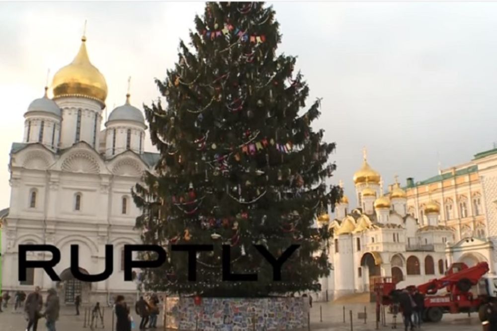 (VIDEO) STARA VIŠE OD 100 GODINA: U Kremlju zablistala glavna jelka Rusije