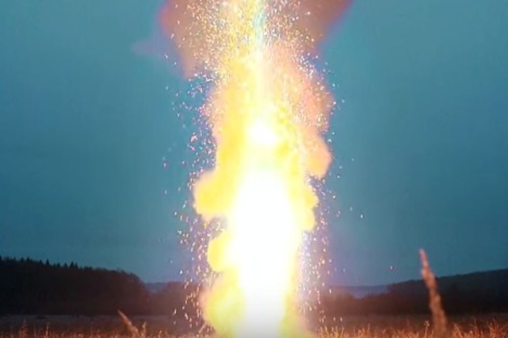(VIDEO) ZA VELIČANSTVEN DOČEK: Ovako izgleda kada zapalite 10.000 prskalica. Odjednom!