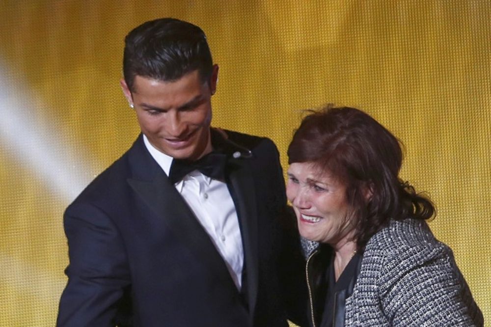 (FOTO) NEĆETE VEROVATI: Evo šta je Kristijano Ronaldo kupio majci za rođendan