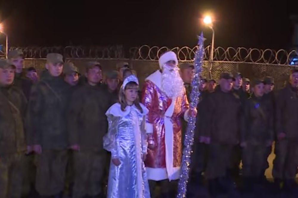 (VIDEO) U PAUZI BOMBARDOVANJA: Ovako su ruski vojnici u bazi Hmejmim proslavili Novu godinu