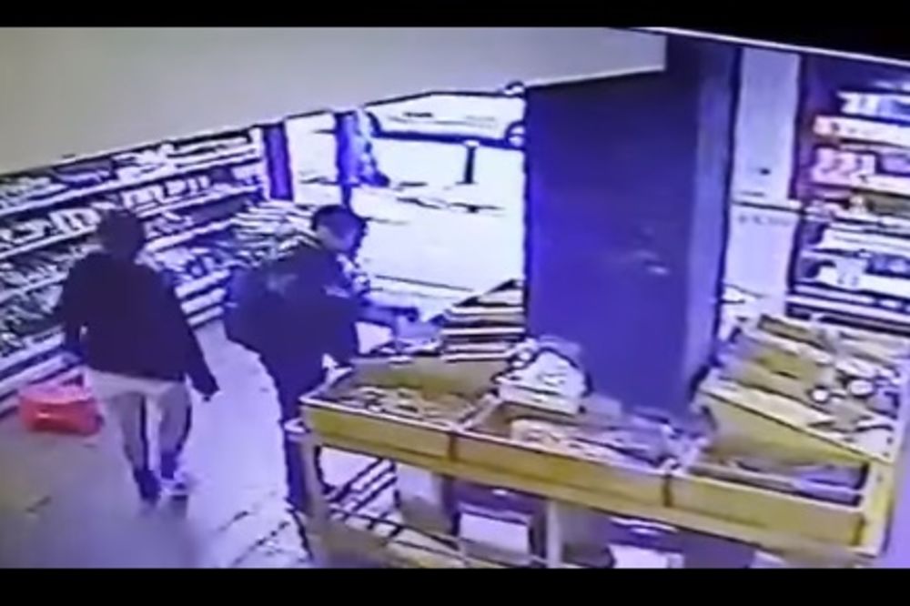 (VIDEO) OVO JE TERORISTA IZ TEL AVIVA: Kupio kikiriki i počeo da rešeta sve pred sobom!
