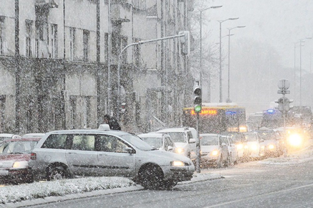 PRIPREMITE SE ZA TEMPERATURNI ŠOK: U Srbiji sutra 19 stepeni, a za vikend 20 cm SNEGA!