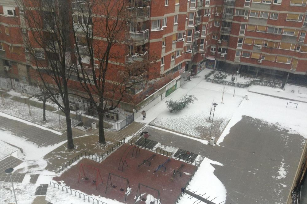 APEL BEOGRAĐANIMA! BUDIMO ODGOVORNI: Čistimo sneg ispred svojih zgrada!