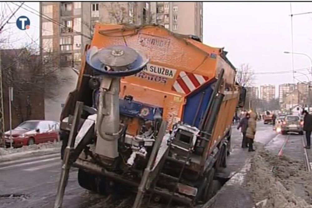 (VIDEO) KAKAV PEH: Kamion zimske službe upao u rupu na putu