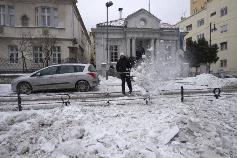 (FOTO) SVI SU UZELI LOPATE U RUKE: Ovako izgleda Beograd pod snegom