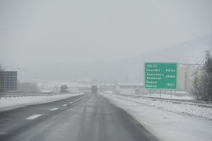 AKO VOZITE VEČERAS, OPREZNO: Snega na putevima nema, ali su kolovozi klizavi