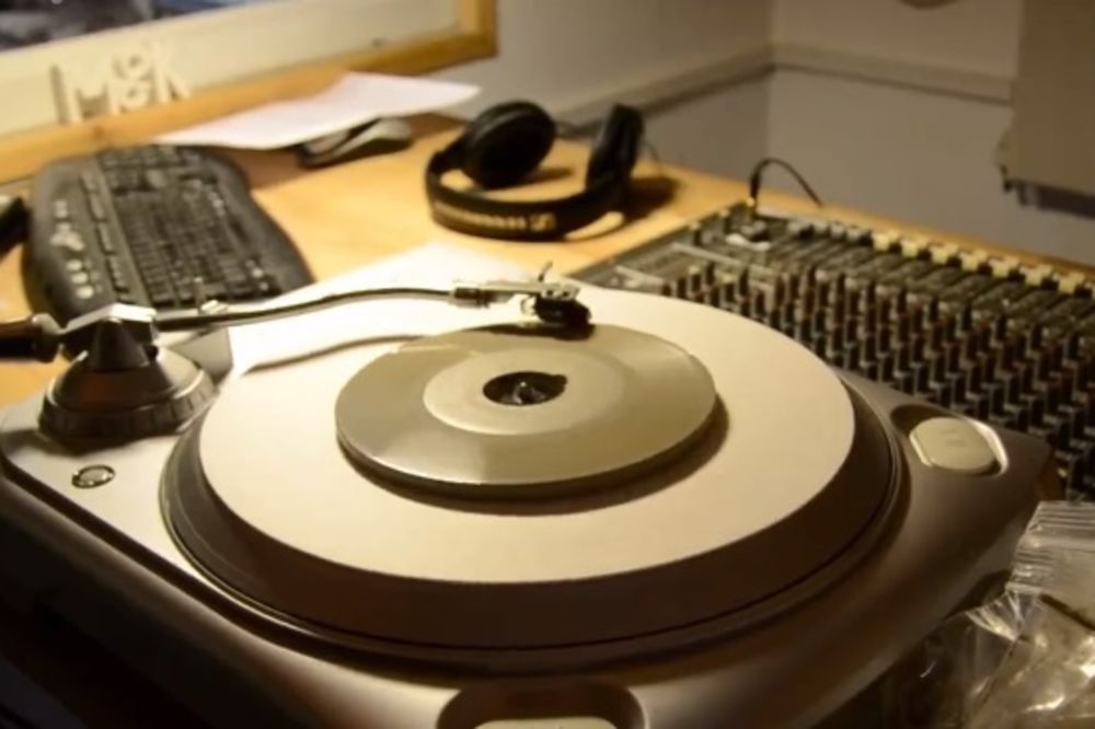(VIDEO) SATISFAKCIJA: Poslušajte kako zvuče Rolingstonsi na gramofonskoj ploči od betona