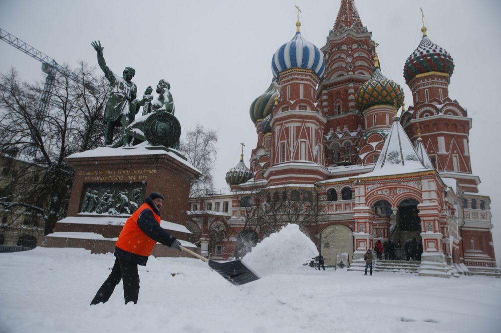 E OVAKO SE ČISTI SNEG: Zbog 3 centimetra snega, Moskva izvela 30.000 komunalaca