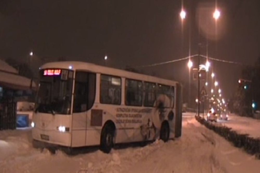 VIDEO HAOS NA NIŠKIM ULICAMA: Građani pomogli vozaču da pokrene gradski autobus zaglavljen u snegu!