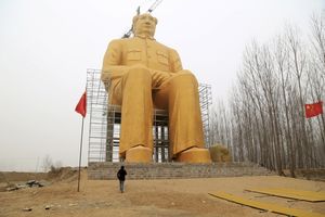 NAPRAVILI GA BUKVALNO OD ZLATA: 37 metara visok kip Mao Cetunga postavljen u Kini