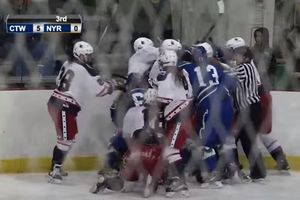 (VIDEO) PRŠTALO NA SVE STRANE: Pogledajte šta se desi kada hokejašice izgube živce
