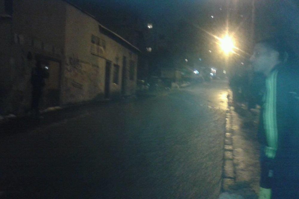 (FOTO) AUTO PROPAO KROZ ASFALT: Teče reka Vitanovačkom ulicom na Voždovcu!