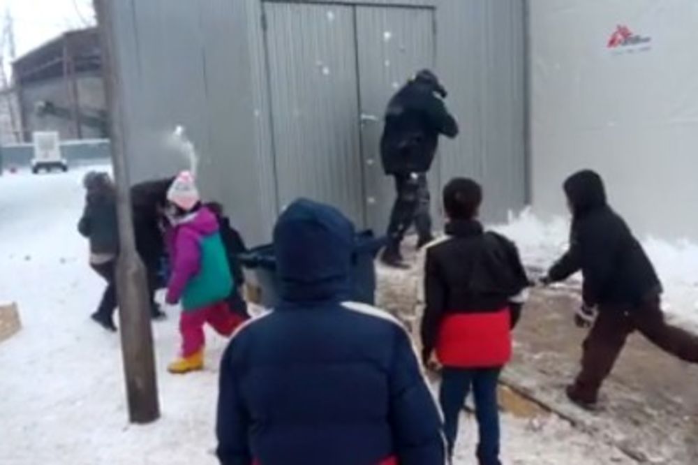 (VIDEO) SNIMAK KOJI GREJE DUŠU: Pogledajte kako se mali migranti grudvaju sa srpskim policajcem