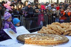 TRG REPUBLIKE: Lomljenje česnice sutra u podne!