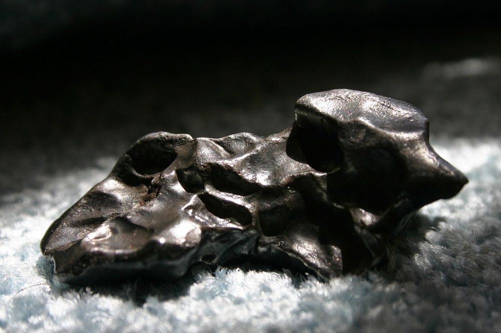 (FOTO) PRASTARA VATRENA LOPTA: Pronađen meteorit stariji od Zemlje