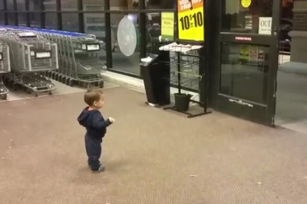 (VIDEO) NAJBOLJI PROVOD U ŽIVOTU: Pogledajte kako je mališan reagovao na vrata u supermarketu