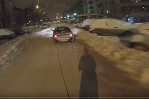 (VIDEO) SLALOM PO BORSKIM ULICAMA: Zakačio se sajlom za auto i na skijama prošao ceo grad
