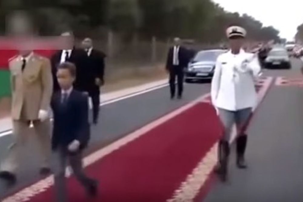 (VIDEO) BUNTOVNIK: Marokanskom princu svi moraju da ljube ruku, ali njega to užasno živcira!