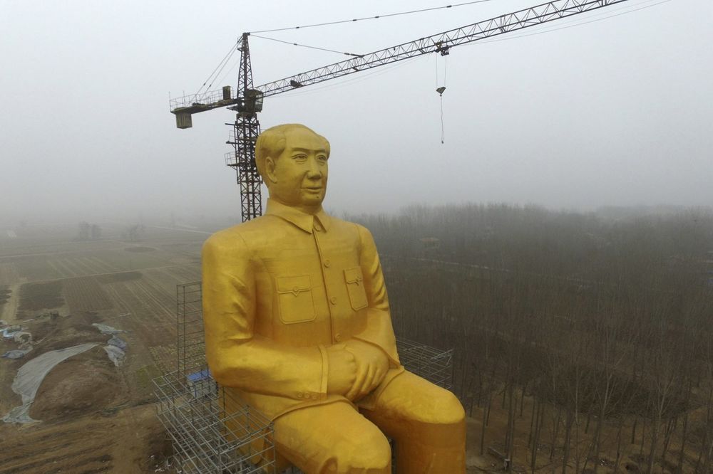 NIJE IMAO DOZVOLU: Srušen ogroman zlatni spomenik Mao Cedungu