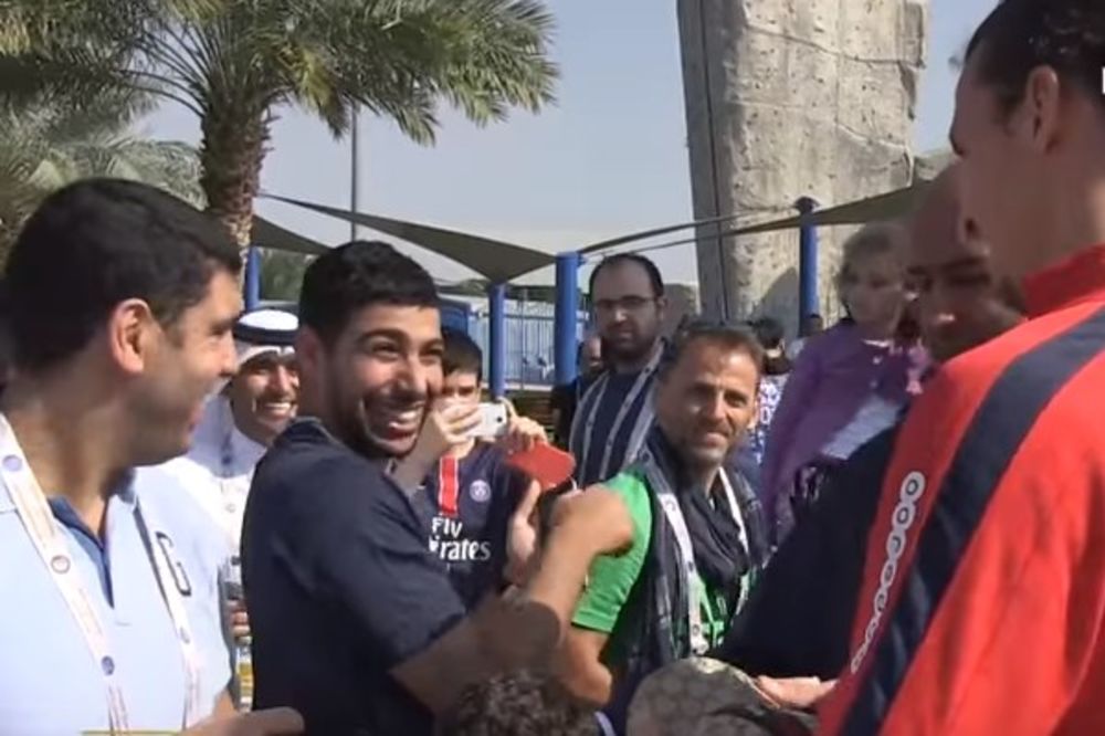 (VIDEO) ZLATANOVA ŠALA: Navijač okrenuo leđa Ibrahimoviću, a njegova reakcija bila je neočekivana