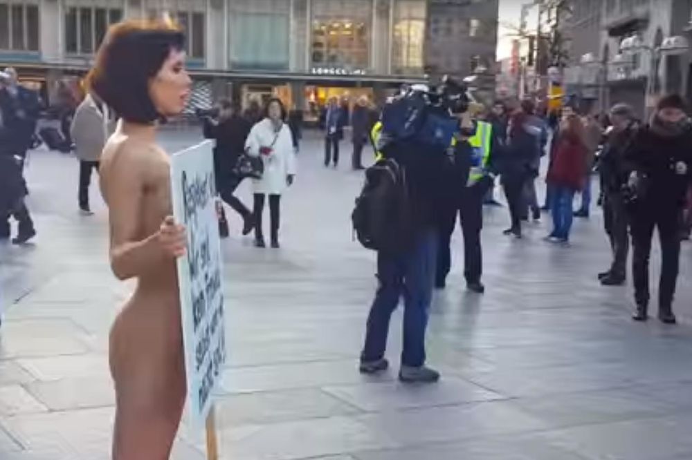 (VIDEO) GOLA SAM, PA ŠTA: Švajcarska umetnica protestovala naga ispred katedrale u Kelnu