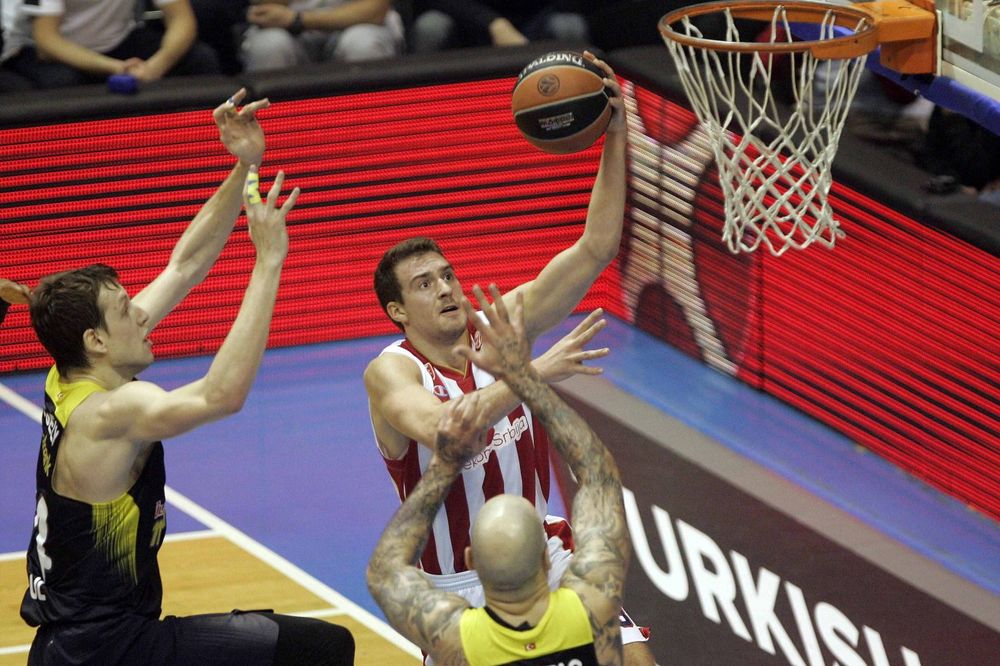 (VIDEO) VESELI BLOKIRAO ZVEZDU: Bivši košarkaš Partizana podelio pet banana crveno-belima