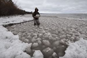 (VIDEO) STIŽU U TALASIMA: Jezero Mičigen zasule neobične ledene kugle