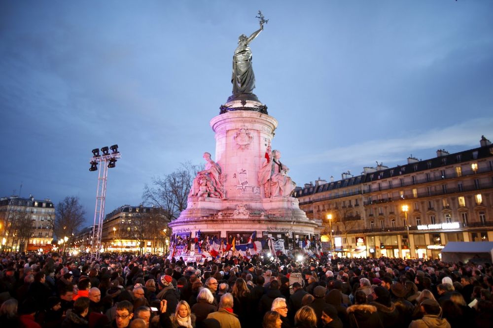 (FOTO, VIDEO) DA SE NE PONOVI: Hiljade Parižana odale poštu žrtvama terorističkih napada