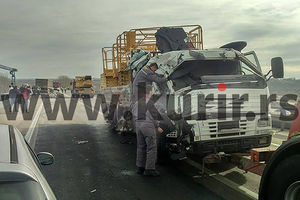 (FOTO) DRAMA NA OSTRUŽNIČKOM MOSTU: Izvučena kabina kamiona, potraga za vozačem se nastavlja