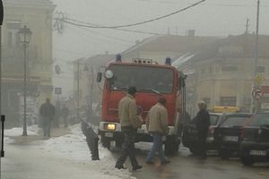 ČITALAC KURIRA JAVLJA: Vatrogasno vozilo zaglavljeno u centru Negotina