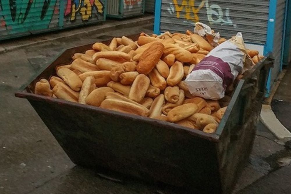 (FOTO) ŠTA ĆE NA OVO DA KAŽU GLADNI U HRVATSKOJ: Bacili stotine vekni hleba u đubre!