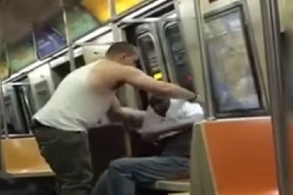 (VIDEO) HEROJ DANA: Beskućnik se tresao od hladnoće u metrou, ali tada se pojavio Džej!