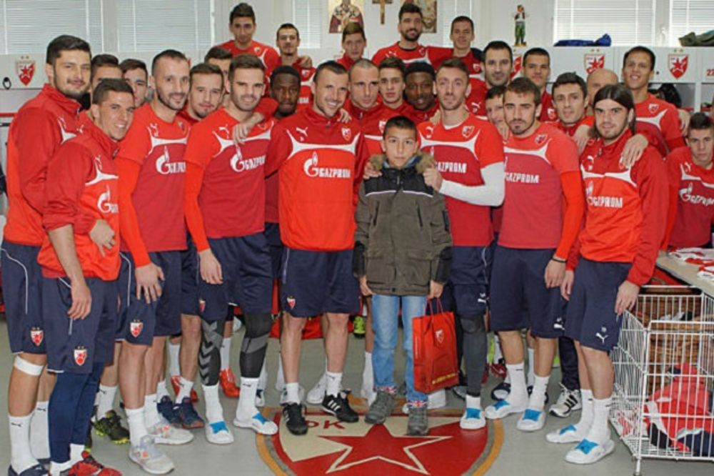 (FOTO) MARAKANA NABIJENA EMOCIJAMA: Fudbaleri Crvene zvezde usrećili Marka, dečaka sa KiM