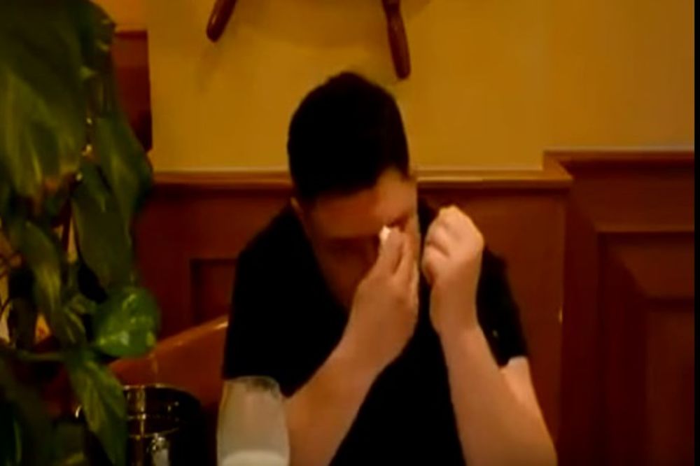 (VIDEO) BOSANAC NIJE ZNAO ŠTA GA JE SNAŠLO: Kako je reagovao kada je pojeo najljuću papriku na svetu