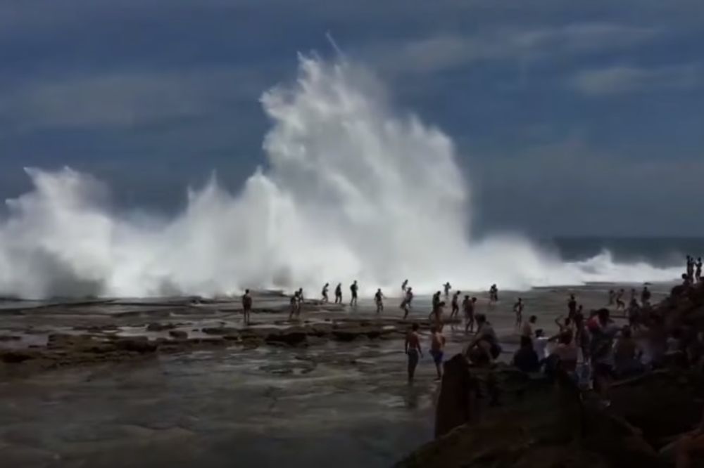 (VIDEO) PANIKA NA KUPANJU: Ogroman talas zbrisao kupače sa plaže u Australiji