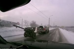 (VIDEO) LUDNICA NA RUSKIM PUTEVIMA: Umesto prikolice na auto zakačio top