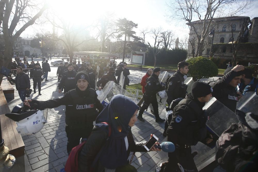 U ISTANBULU POGINULO 8 NEMACA: Devetoro povređeno u napadu ispred džamije
