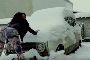 (VIDEO) HRVATICA HIT NA INTERNETU: Guzom otapa i čisti sneg sa auta!