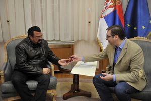 (FOTO) I ZVANIČNO SRBIN: Vučić uručio Sigalu srpski pasoš